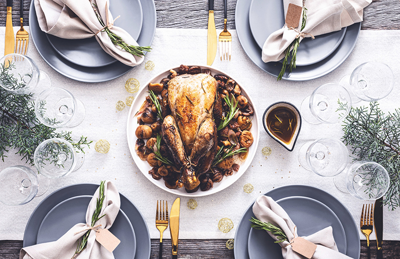 Pintade entière confite au vin blanc moelleux, romarin et sa farce aux marrons