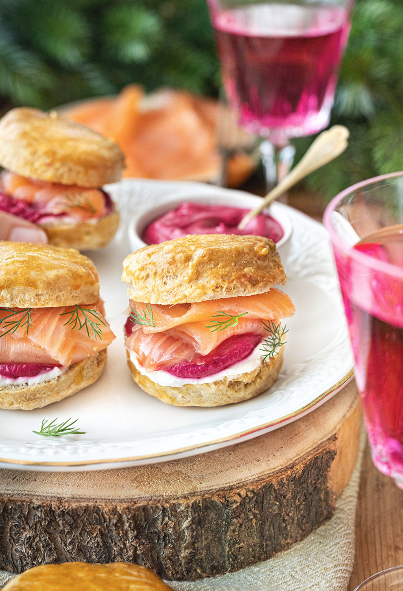 Scones salés au saumon fumé, betterave et fromage frais