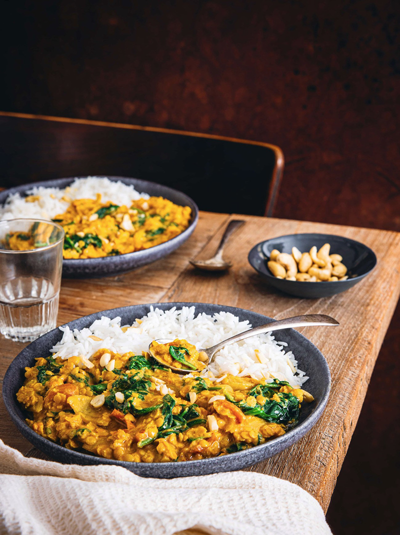 Dahl de lentilles corail aux épinards frais