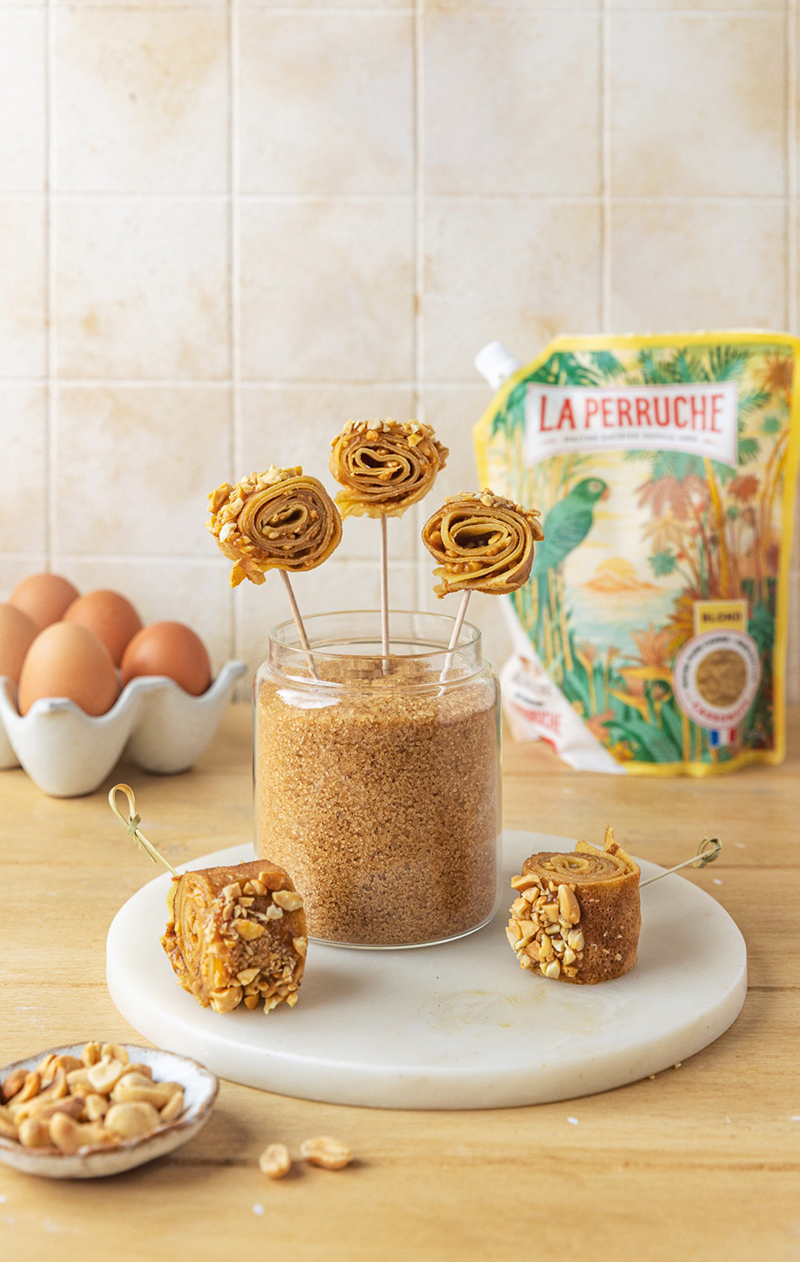 Sucette de crêpes roulées au caramel & cacahuètes