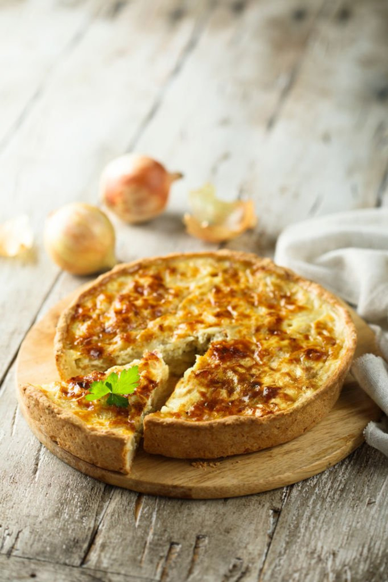 Tarte rustique aux oignons fondants et crème fraîche