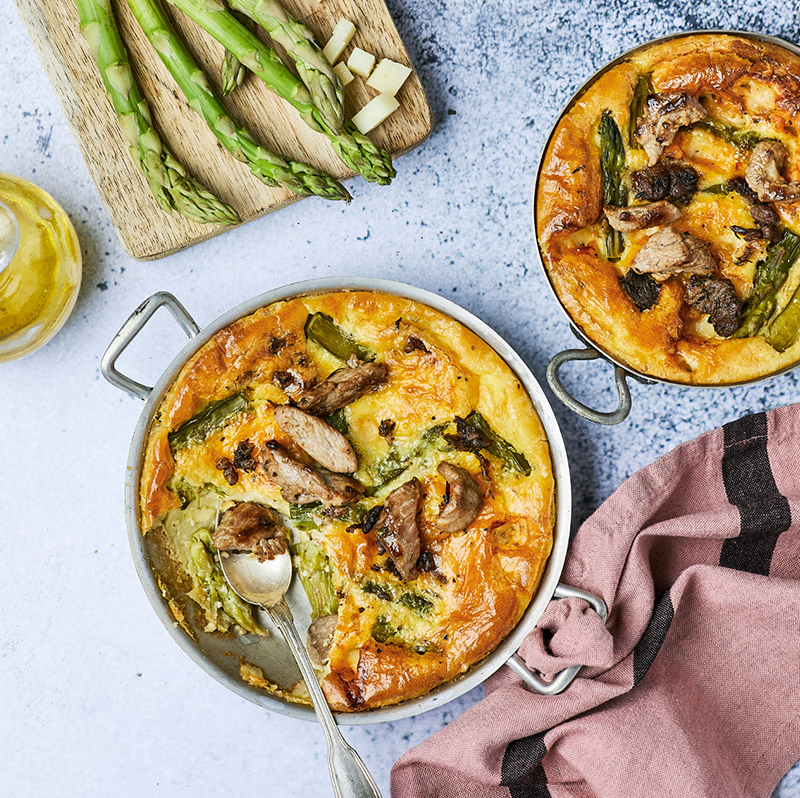 Petits clafoutis à l’agneau, asperges vertes et fromage de brebis