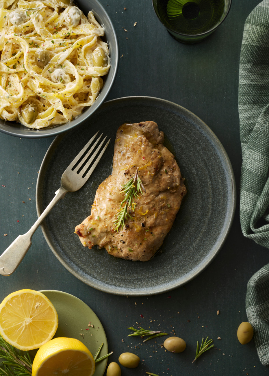Escalopes de veau à la crème de citron, romarin et olives vertes