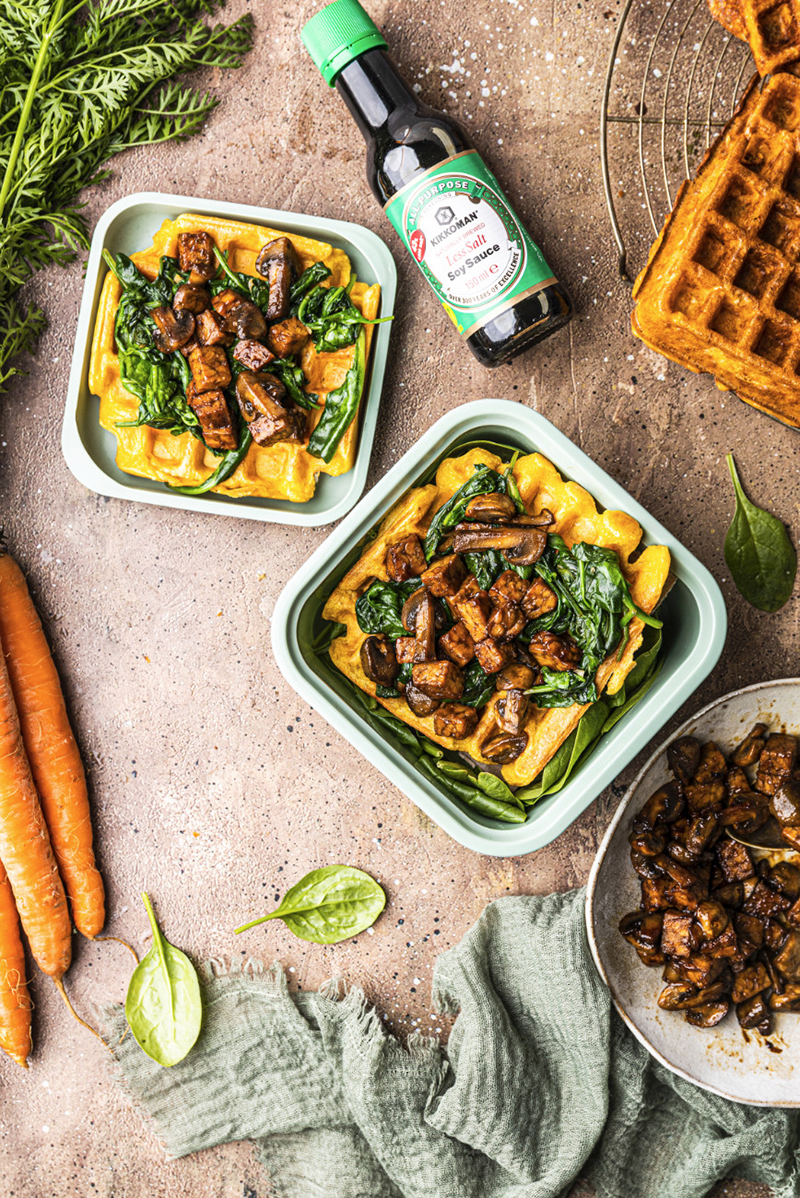 Gaufres végétaliennes et tempeh pimenté, sur lit d’épinards et champignons