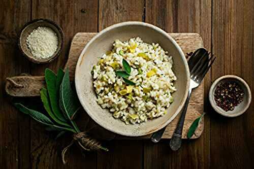 Risotto crémeux aux poireaux, parmesan et sauge croustillante
