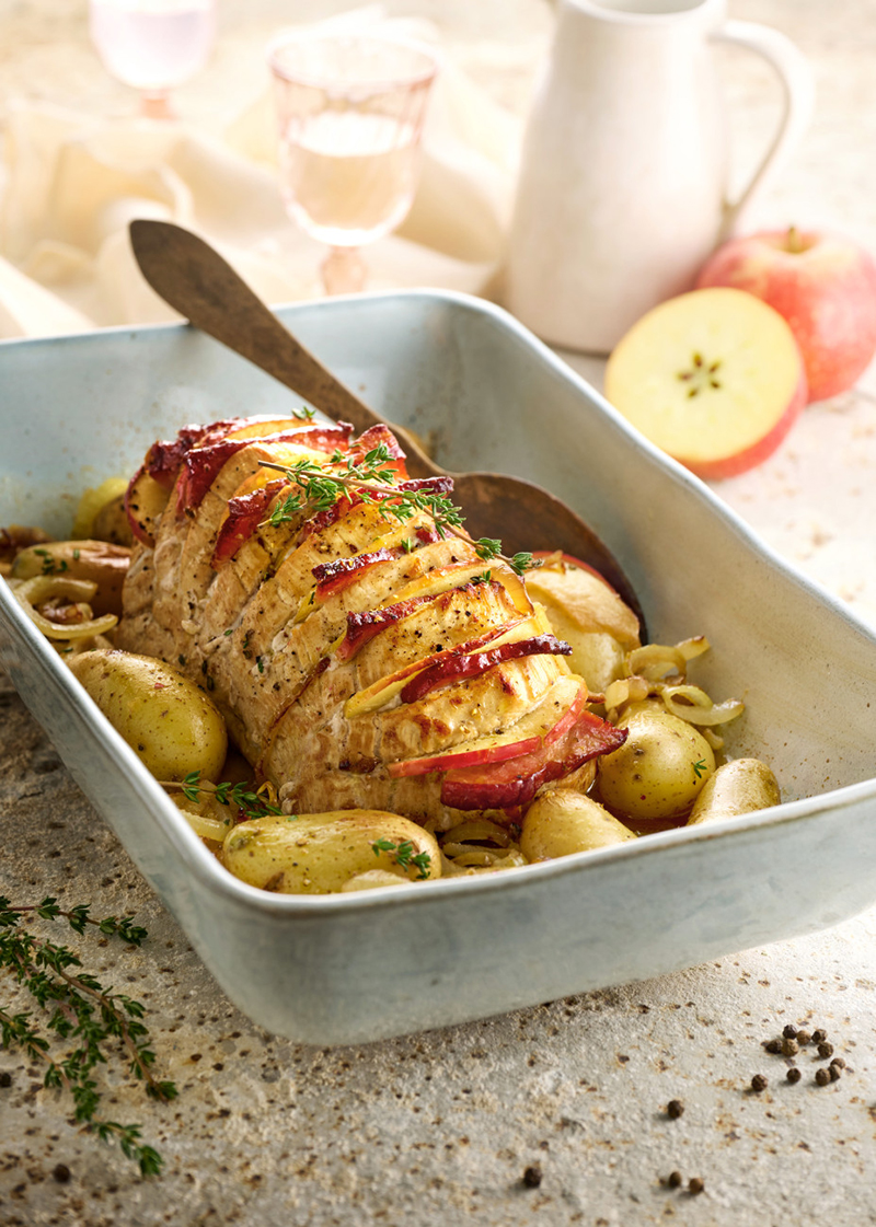 Rôti de veau Orloff aux pommes, oignons caramélisés et lard fumé