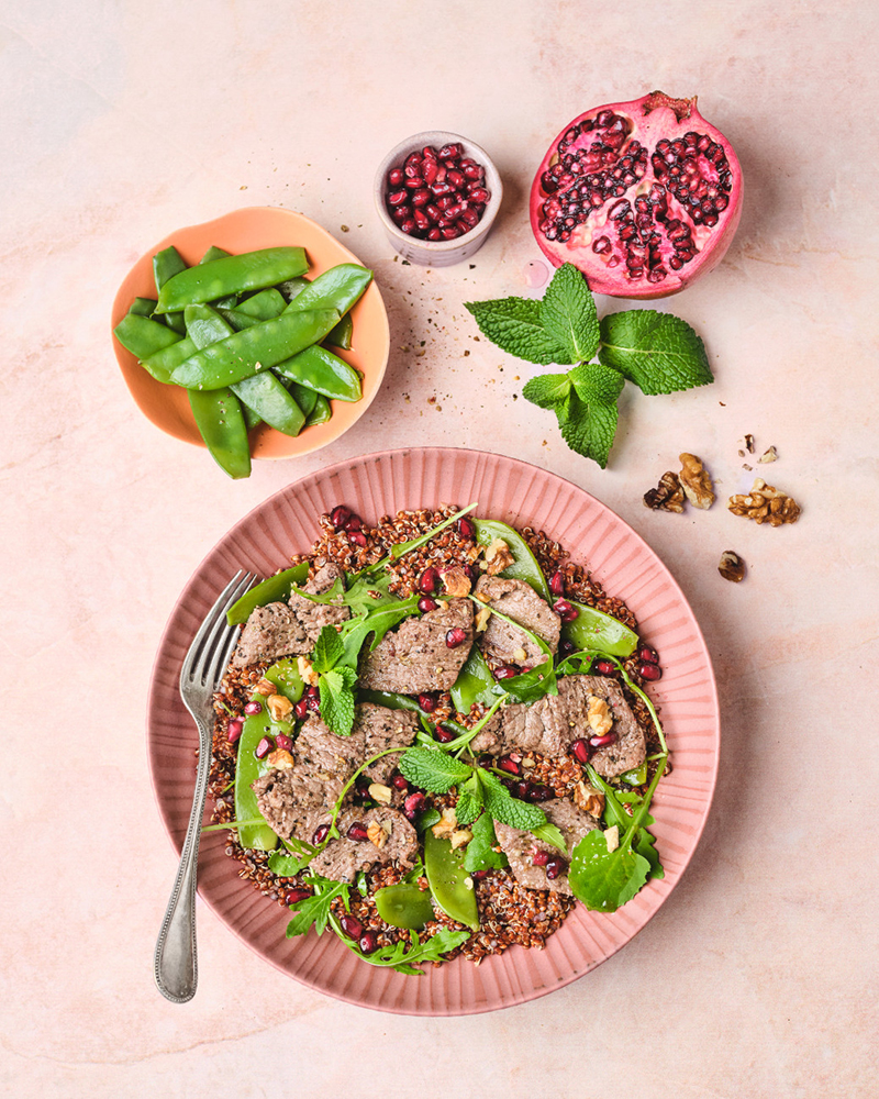 Salade tiède de quinoa rouge, rumsteck, roquette, grenade et pois mange-tout