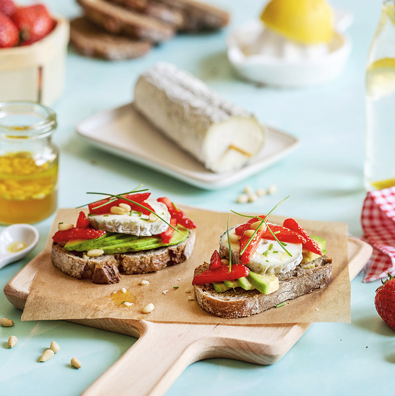 Tartine de Sainte-Maure de Touraine AOP, fraises et avocat