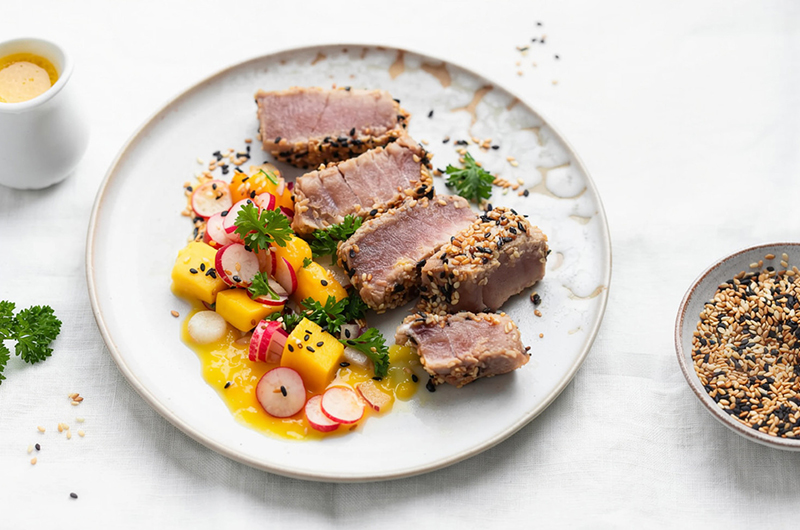 Tataki de thon, salade de mangue et radis au sésame