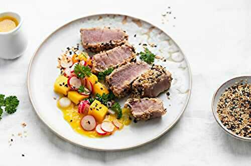 Tataki de thon, salade de mangue et radis au sésame