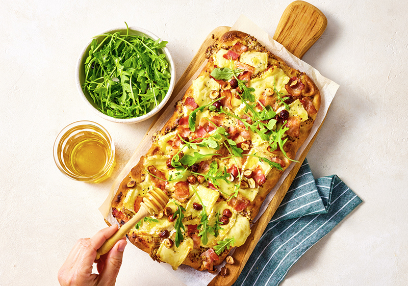 Pinsa au Brie et au bacon base crème-moutarde