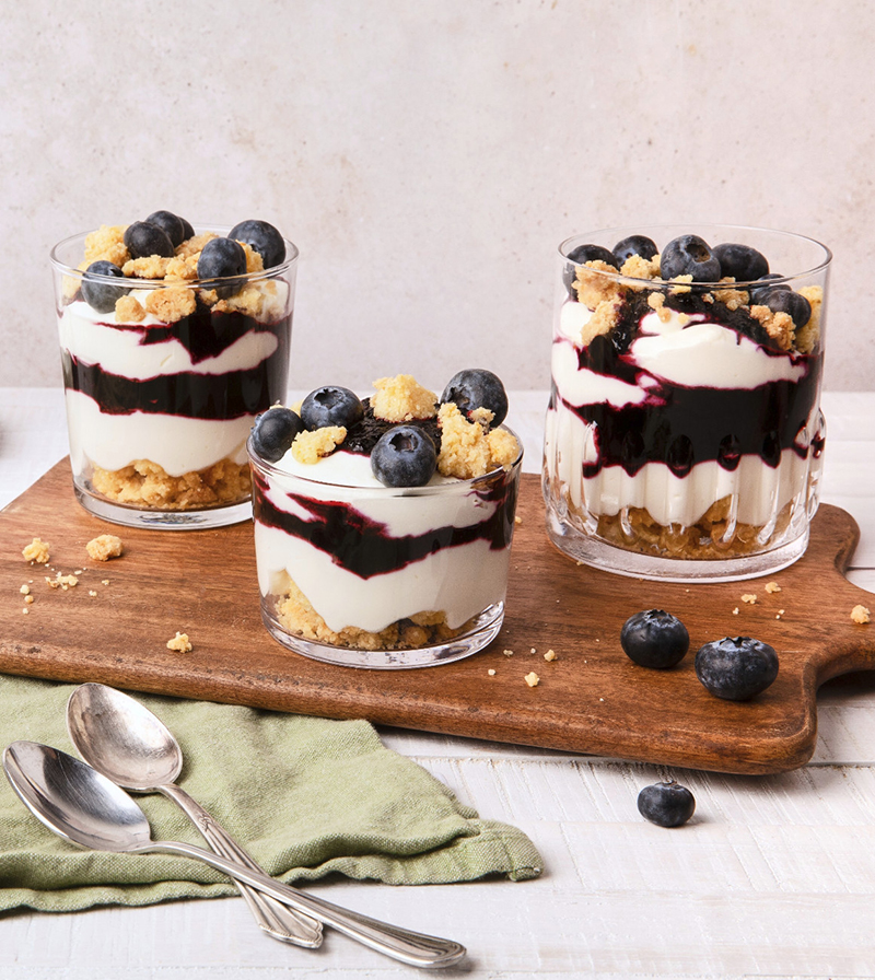Verrines aux myrtilles, chantilly de chèvre frais et crumble