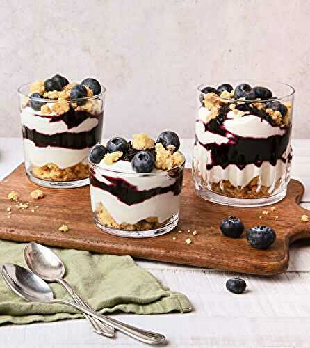 Verrines aux myrtilles, chantilly de chèvre frais et crumble