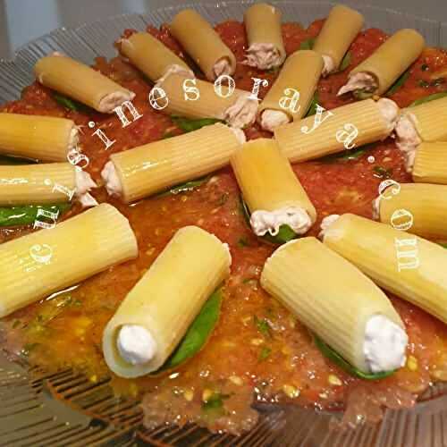 Rigatoni farcis sur un lit de tomate