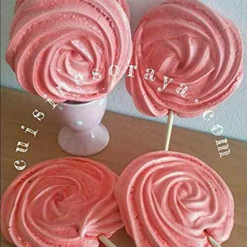 Sucettes de meringues roses
