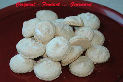 Amaretti biscuits italiens