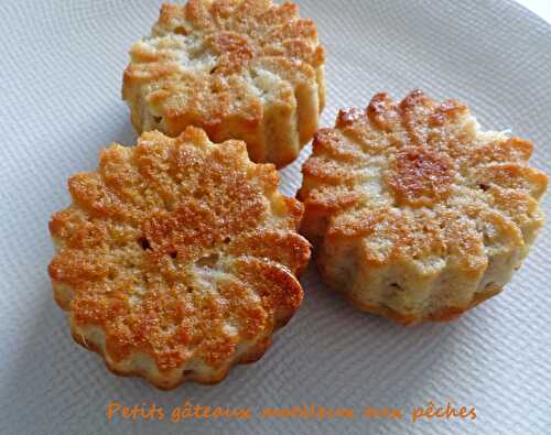 Petits gâteaux moelleux aux pêches