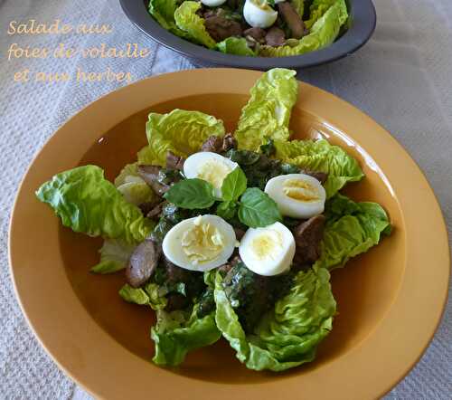 Salade aux foies de volaille et aux herbes