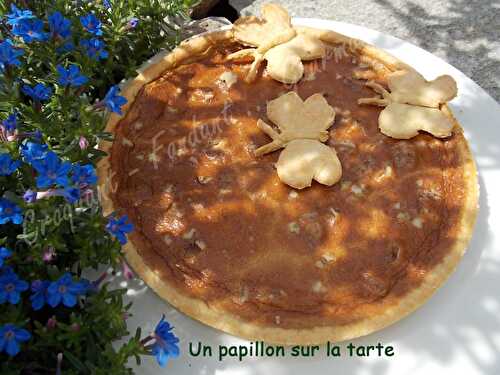 Un papillon sur la tarte au roquefort