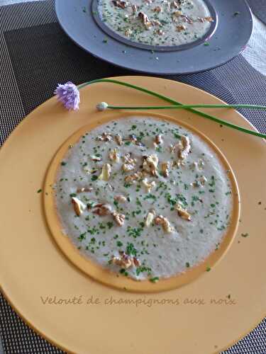 Velouté de champignons aux noix