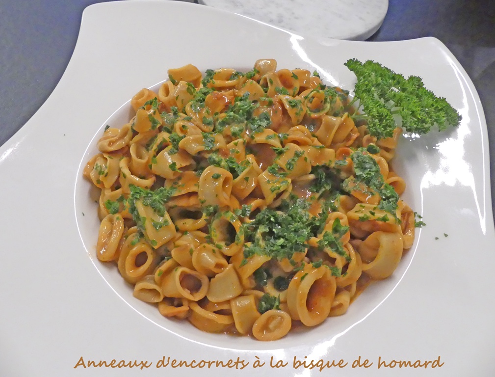 Anneaux d’encornets à la bisque de homard *