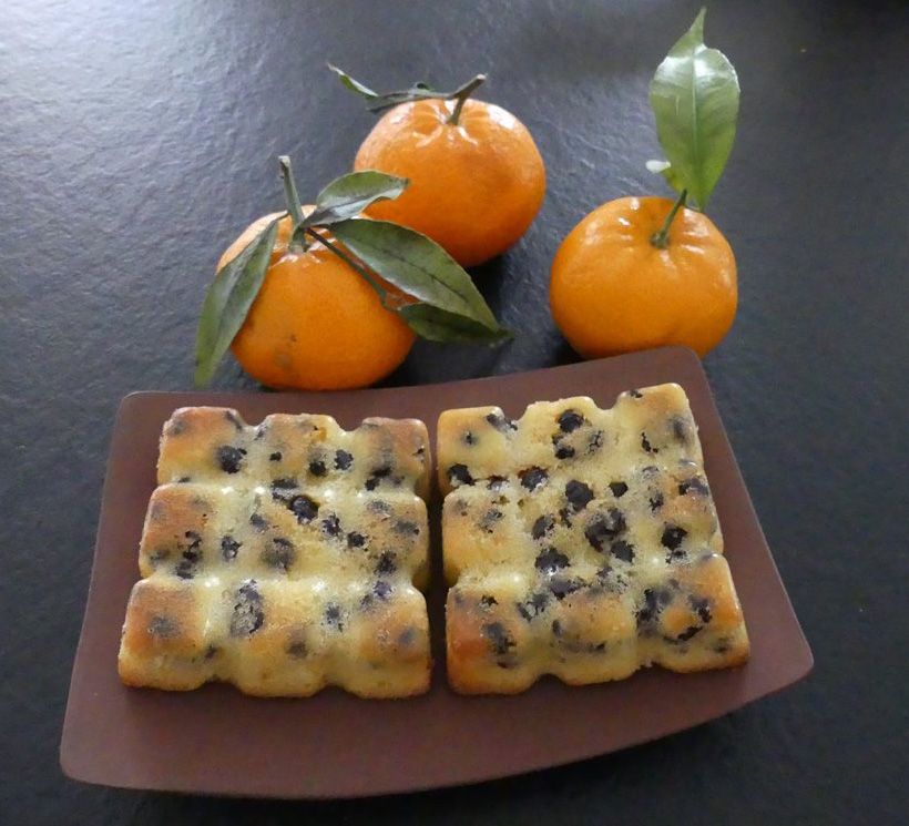 Carrés moelleux aux clémentines et pépites de chocolat *