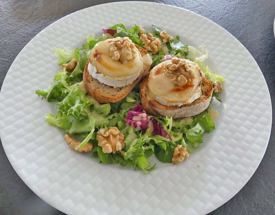 Salade de chèvre chaud aux noix *