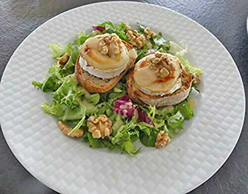 Salade de chèvre chaud aux noix *