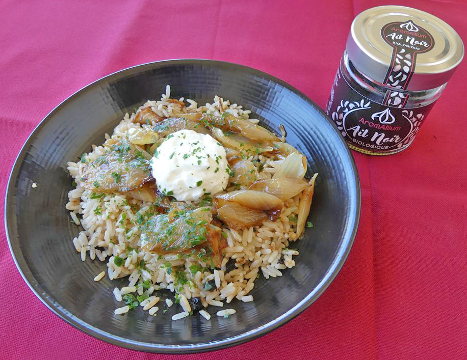 Riz Pilaf aux oignons et à l’ail noir du Chef Ottolenghi *