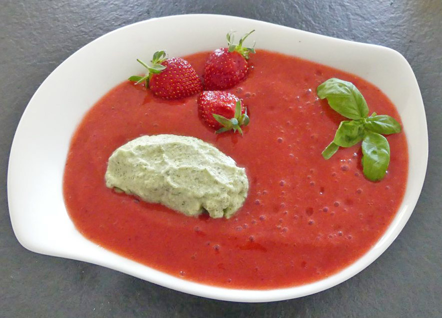 Soupe de fraises et chantilly au basilic * – Recette autour d’un ingrédient#134
