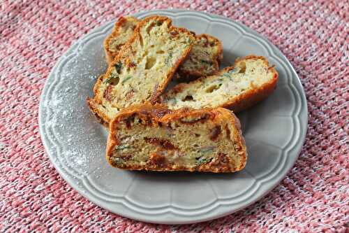 Cake aux saveurs italiennes : tomates séchées, mozza, basilic…