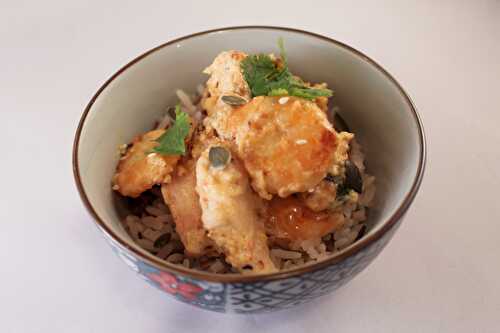 Dés de poulet aux crevettes, crème de coco et riz sauvage