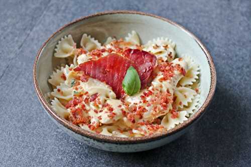 Farfalle et poulet sauce moutarde, chips de jambon cru