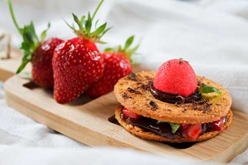 Galettes bretonnes fraises-basilic, caramel au chocolat