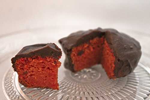 Muffins rouges à l’ingrédient mystère nappage chocolat