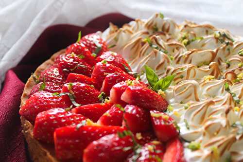 Tarte au citron meringuée, fraises fraîches