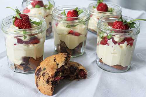 Tiramisu fraises, cookies et basilic