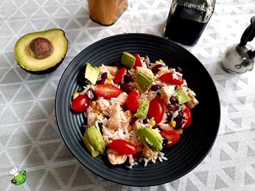 Salade de riz, poulet, haricots rouges, avocat