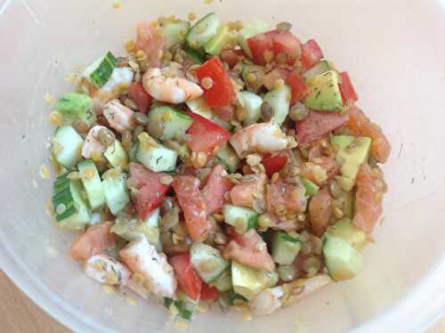 Salade aux deux lentilles, saumon, crevettes et avocat