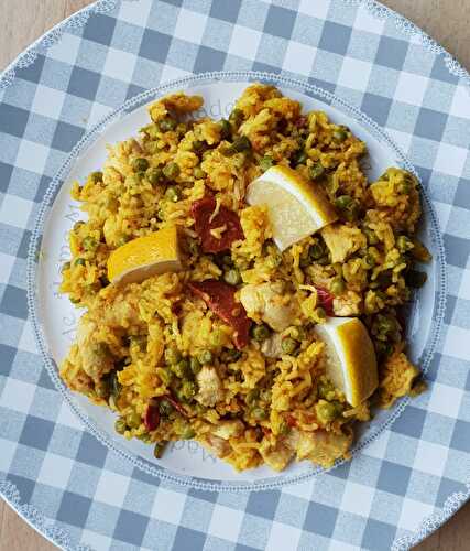 Paella aux petits pois, poulet, chorizo