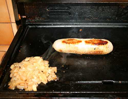 Andouillette à la plancha et oignon frit au Vouvray