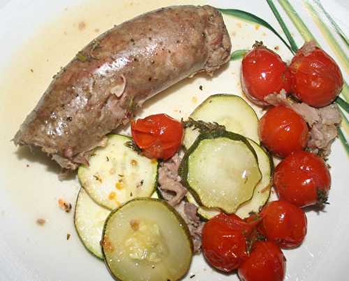 Andouillettes au four, tomates cerises et courgette