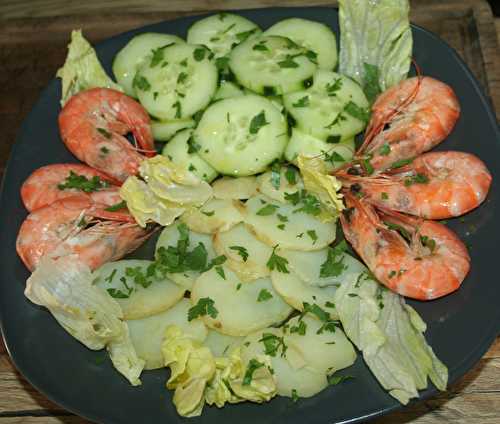 Assiette de gambas, pomme de terre et concombre