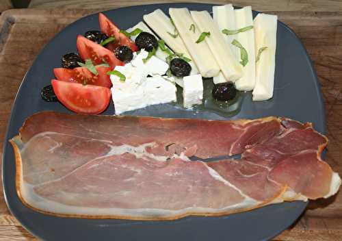 Assiette de jambon fumé, cœur de palmier, tomate, olives noires, feta, basilic