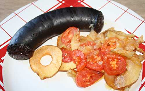 Boudin noir de Mortagne au four sur lit de pomme et tomate