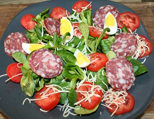 Bouquets de mâche au saucisson, tomate, œuf