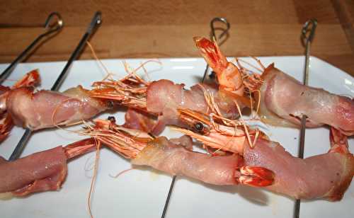 Brochette de gambas au jambon cru et romarin