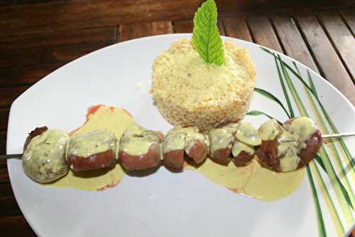 Brochettes de rognons d'agneau à la plancha sauce crème curry