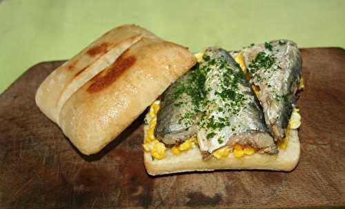 Bruschetta oeuf brouillé, sardines à l'huile d'olive