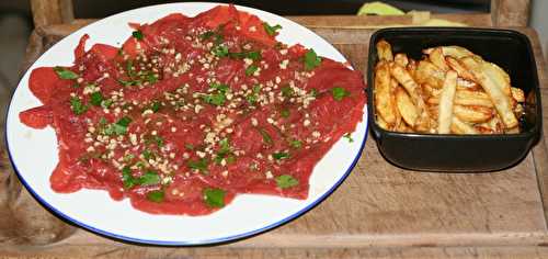 Carpaccio de boeuf aux éclats de noisettes et vinaigrette balsamique